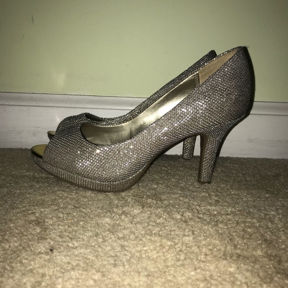 Bandolino Sparkle Peep Toe Pump
